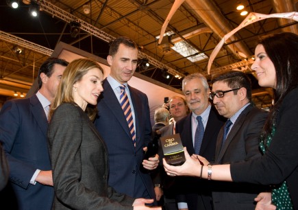 20120118 Inauguracixn FITUR 2012 entrega aceite a los Prxncipes de Asturias 435x306 | Olive Oil Times 20120118 Inauguracixn FITUR 2012 entrega aceite a los Prxncipes de Asturias 435x306 | Olive Oil Takes Center Stage at Madrid Tourism Exhibition Fitur | extra virgin olive oil competitions mercacei