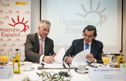 Pedro Rubio Aragonés (left), vice president of the Spanish Olive Oil Interprofessional Organization and Dr. Juan Abarca Cidón, managing director of HM hospitals JAP4978 435x278 | Hospitals in Madrid Will Start the Day with a Spanish Breakfast | olive oil health news mercacei