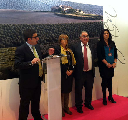 Francisco Reyes, Purificación Galvez, Lara and Angel Ferriz Roque, announce the new Museum of Olive Oil and Sustainability. new museum | Olive Oil Takes Center Stage at Madrid Tourism Exhibition Fitur | extra virgin olive oil competitions mercacei